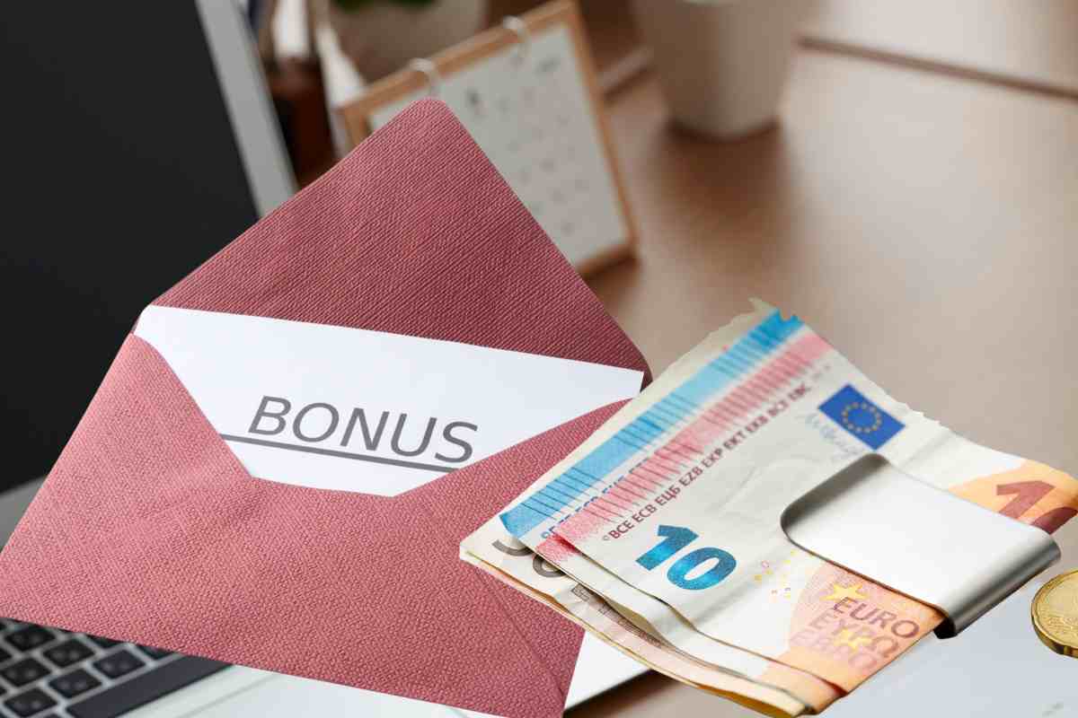 Soldi ed un documento con la scritta bonus in una busta