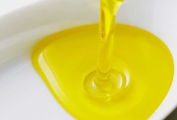 Olio sui capelli anticaduta - Pourfemme.it