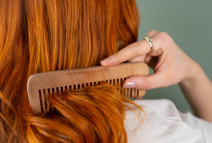 Donna che pettina i capelli