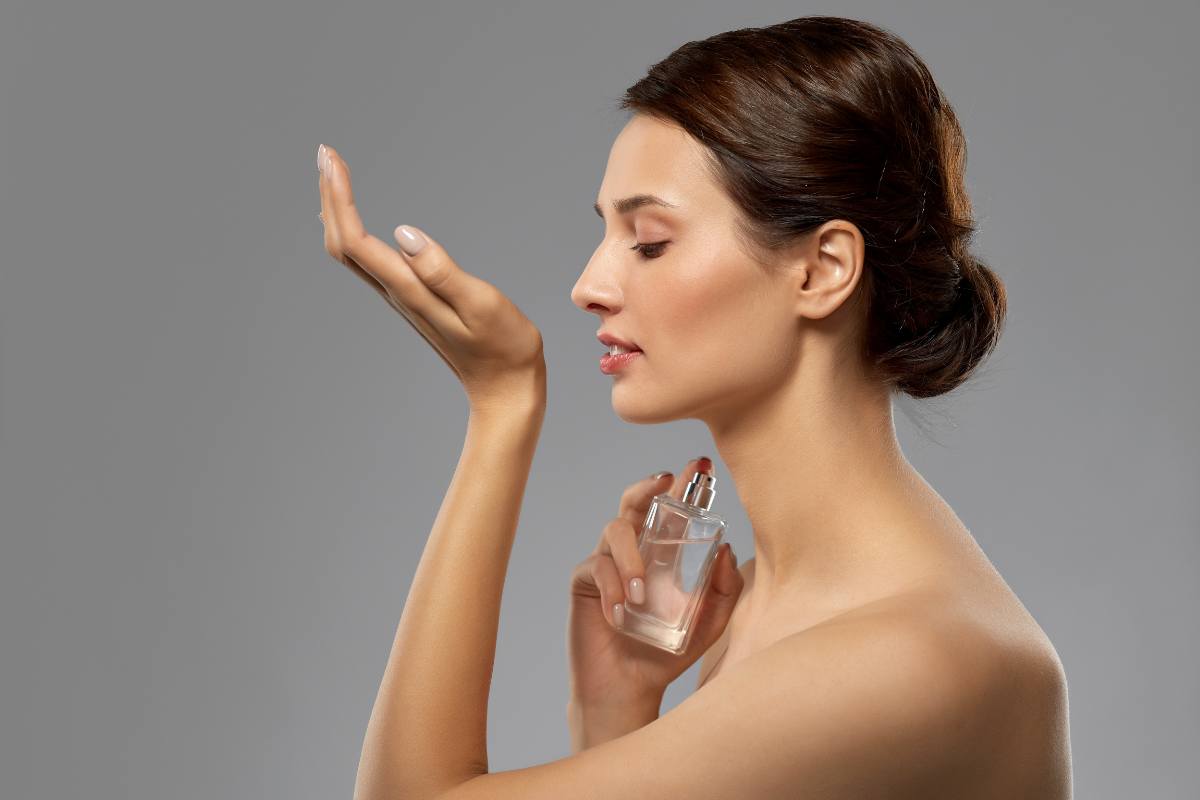 Donna che sente il profumo