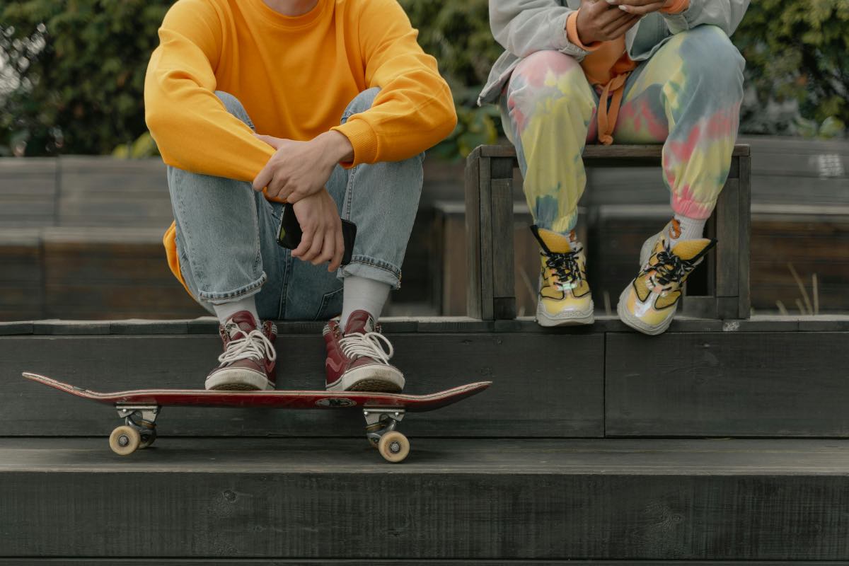 Uomo con scarpe su scateboard