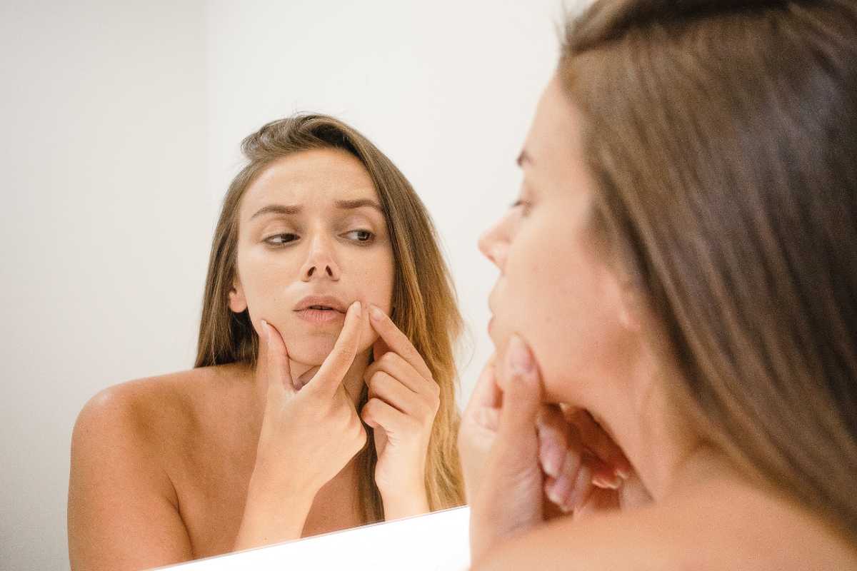 Donna che schiaccia un punti nero