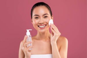 Donna che strucca il viso