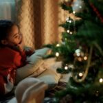 Bimba vicina ad albero di Natale