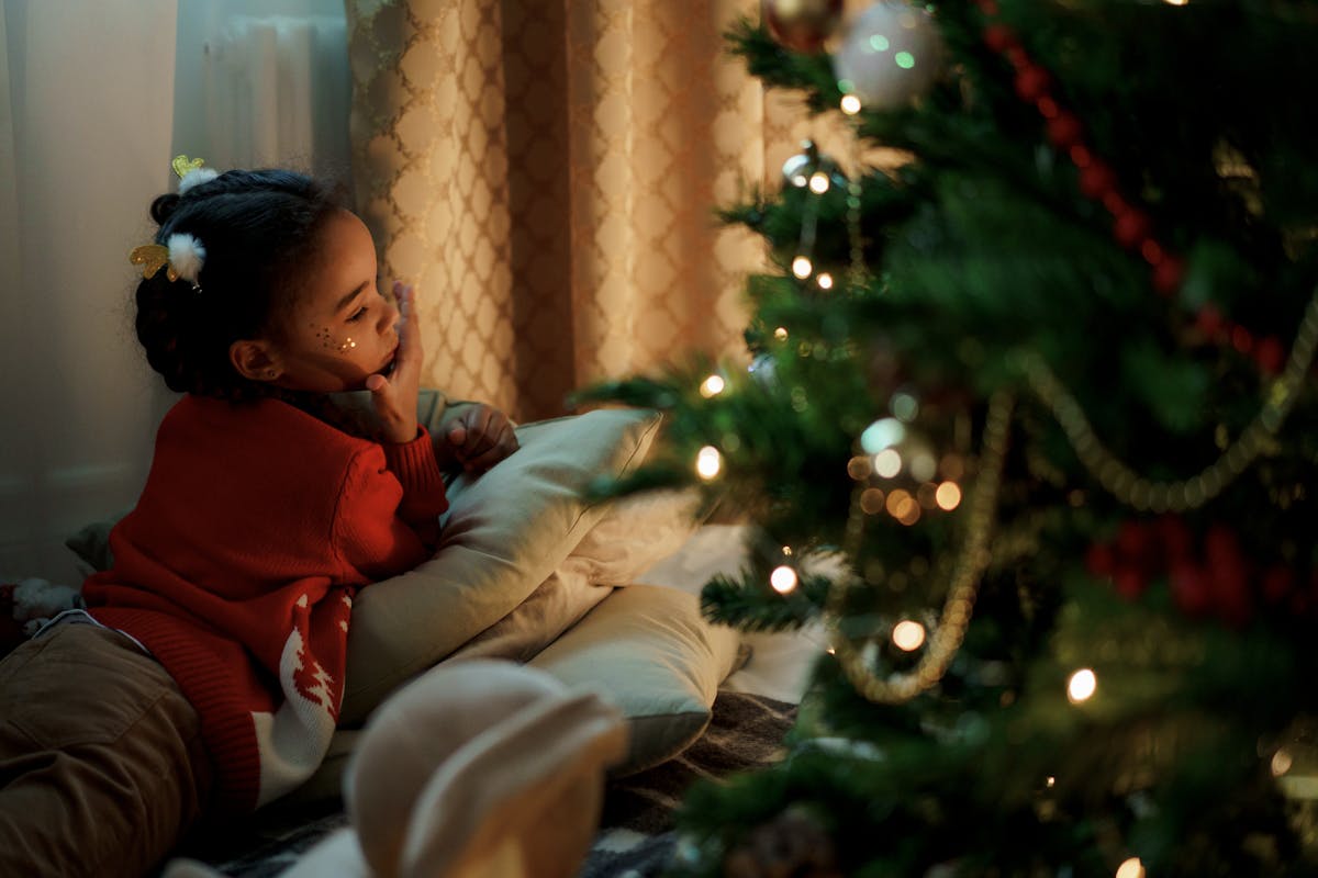 Bimba vicina ad albero di Natale