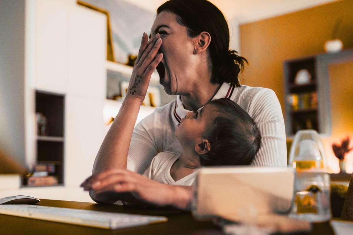 mamma che sbadiglia