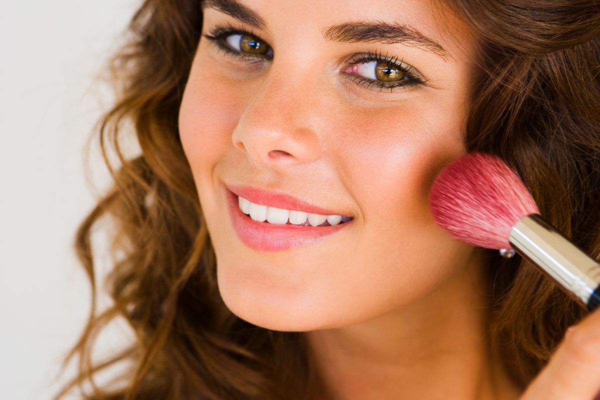 ragazza che applica blush