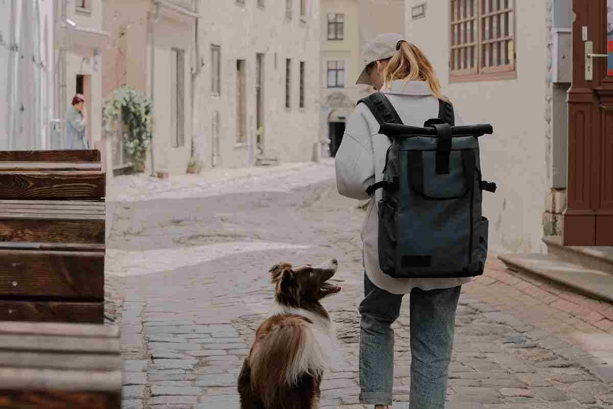 donna che passeggia con cnae