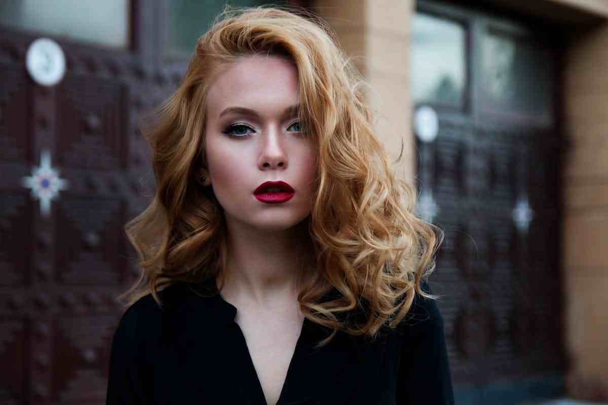 donna con capelli biondi