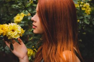 donna con capelli rossi