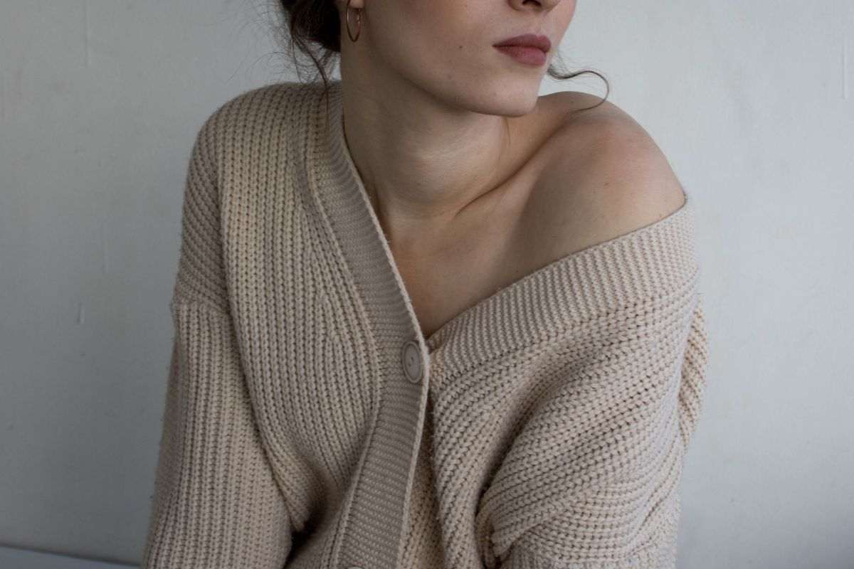 ragazza con cardigan