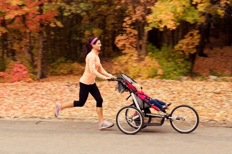 mamma che corre con passeggino