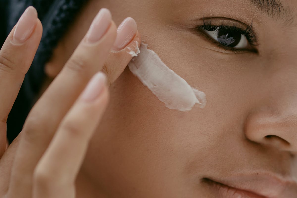 donna che spalma crema viso