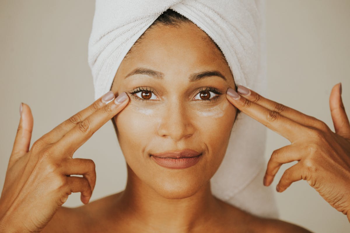 donna che applica crema viso