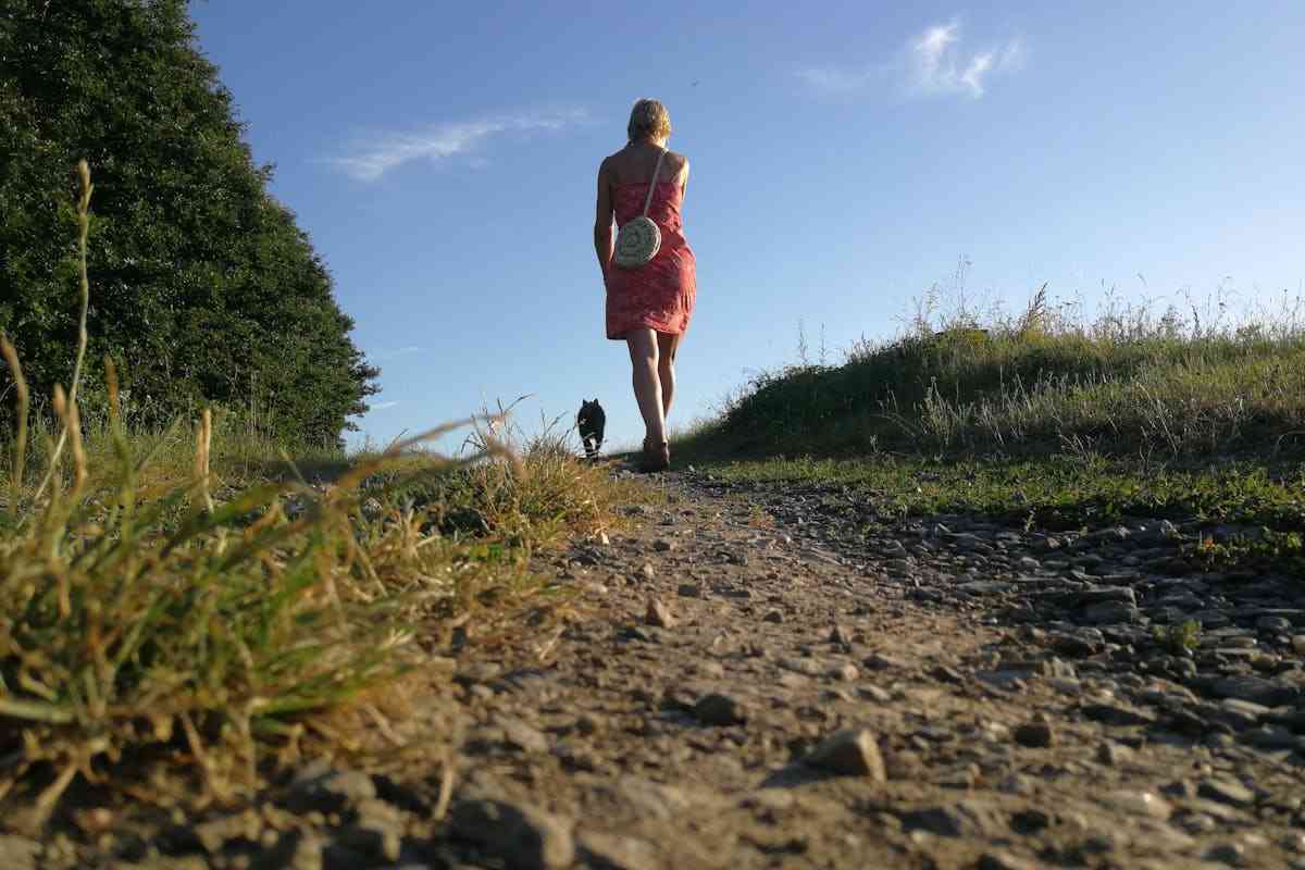 donna che passeggia con cane