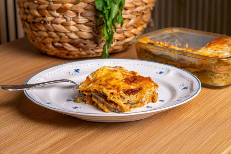 piatto con porzione di lasagna