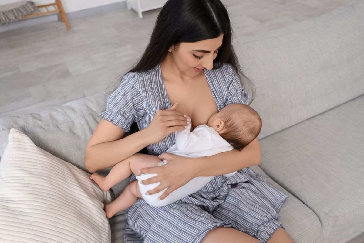 donna che allatta neonato