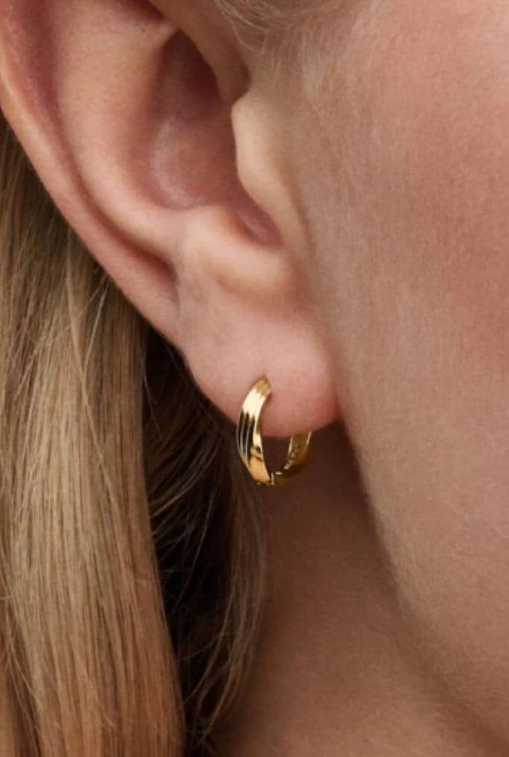 Donna con orecchini oro