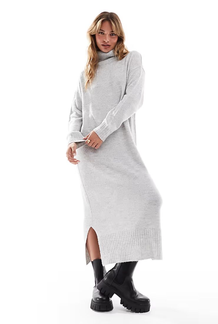 Donna con abito grigio chiaro