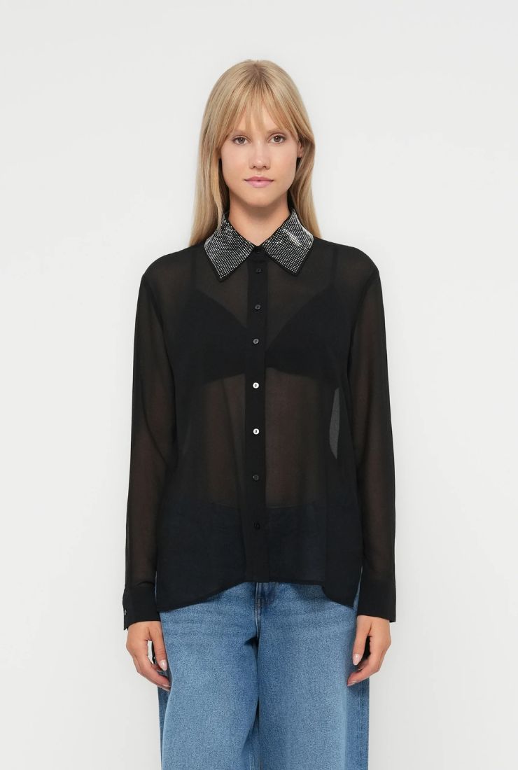 Donna con blusa nera