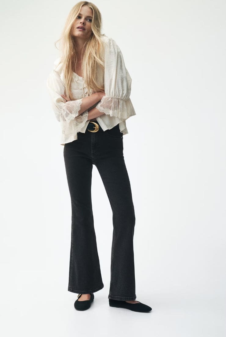 Donna con jeans neri