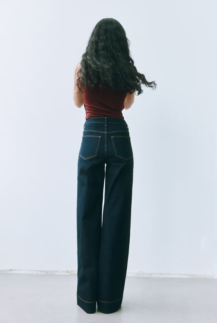 Donna con jeans scuri