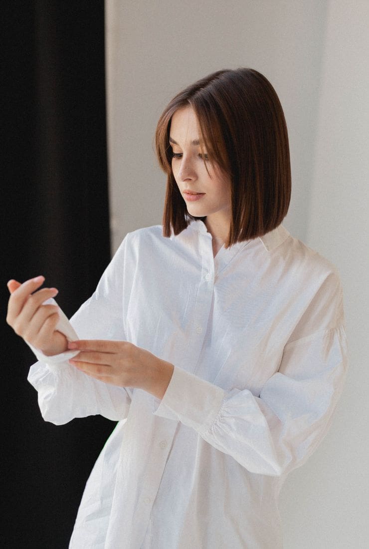 donna con camicia bianca