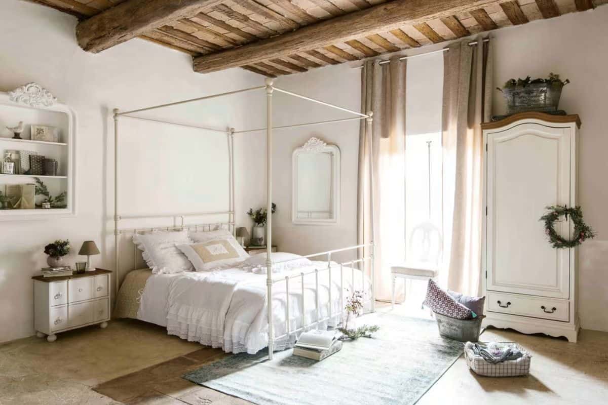 camera da letto con mensola