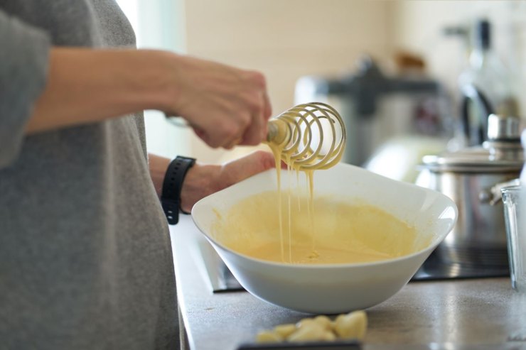 ragazza con ciotola e impasto