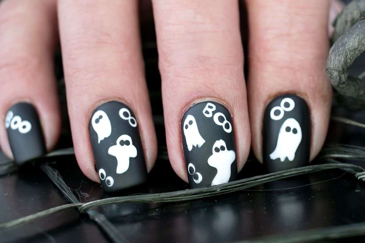 unghie nere a tema Halloween