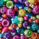 varie palline di Natale di diversi colori viste dall'alto