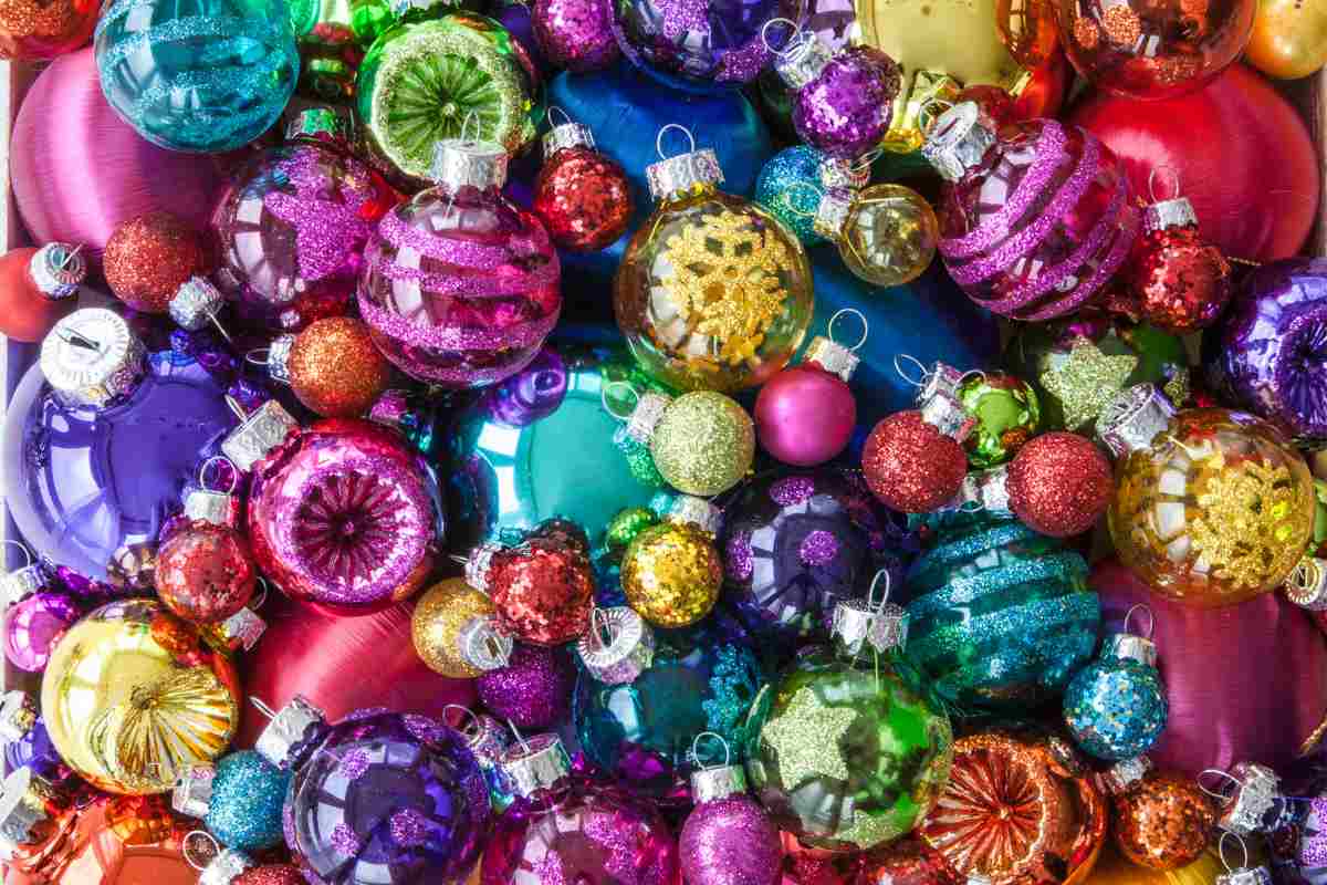 varie palline di Natale di diversi colori viste dall'alto