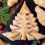 un vassoio con un alberello di pasta sfoglia con prosciutto e formaggio