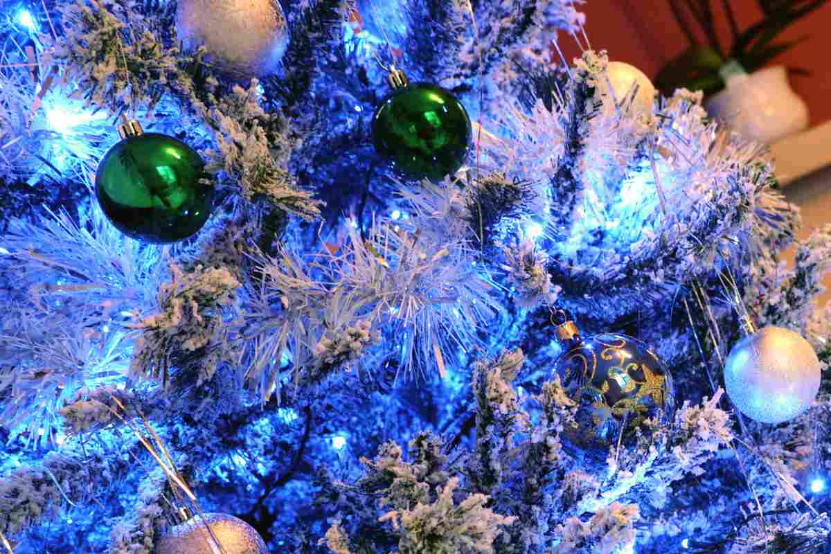 Albero di Natale con luci blu e palline di colore verde 