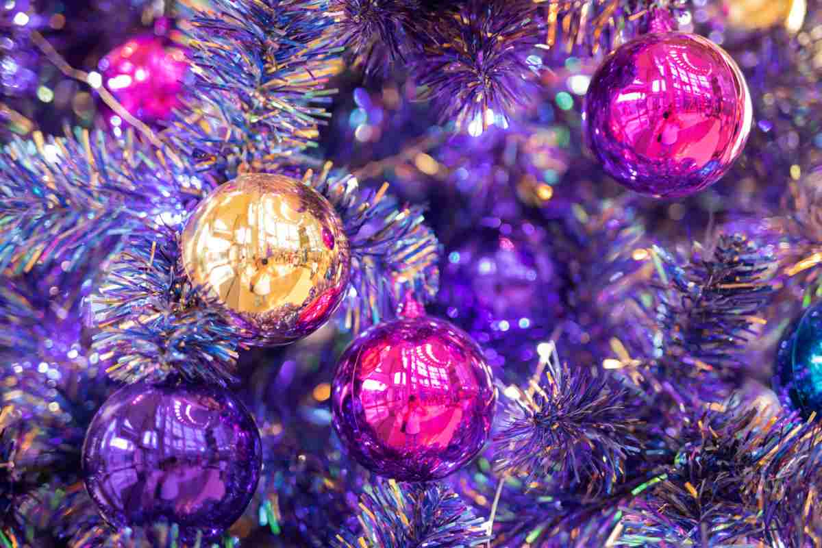 Albero di Natale con palline viola e oro visto da vicino
