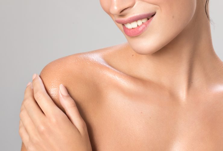 Donna che ha la pelle liscia e idratata