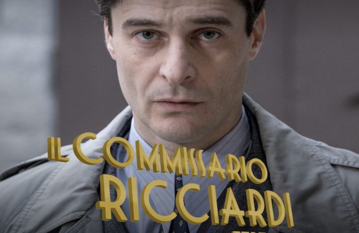 Il Commissario Ricciardi in posa ed il logo