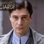 Il Commissario Ricciardi in una posa riflessiva