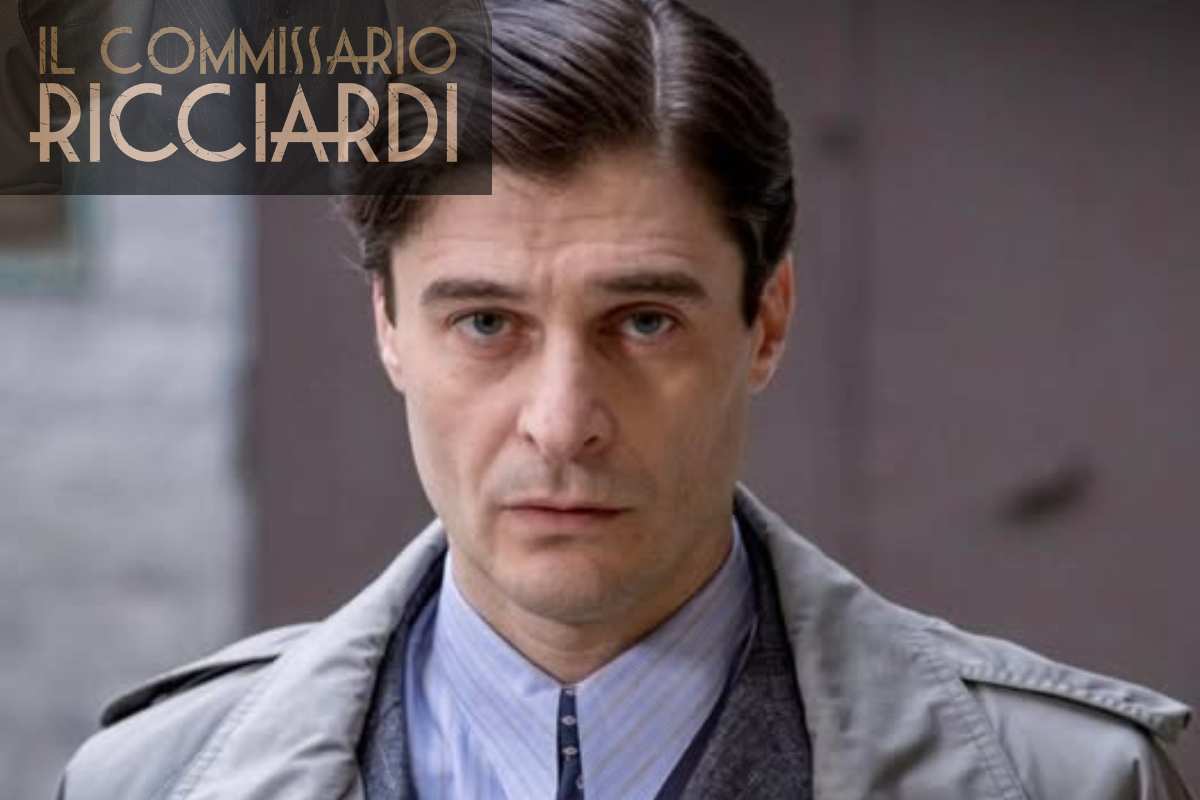 Il Commissario Ricciardi in una posa riflessiva