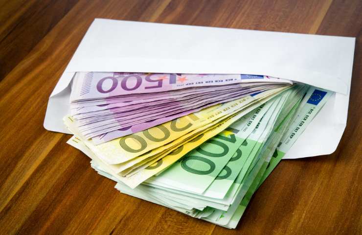 Banconote in euro in una busta di carta