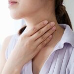 donna si tocca la gola