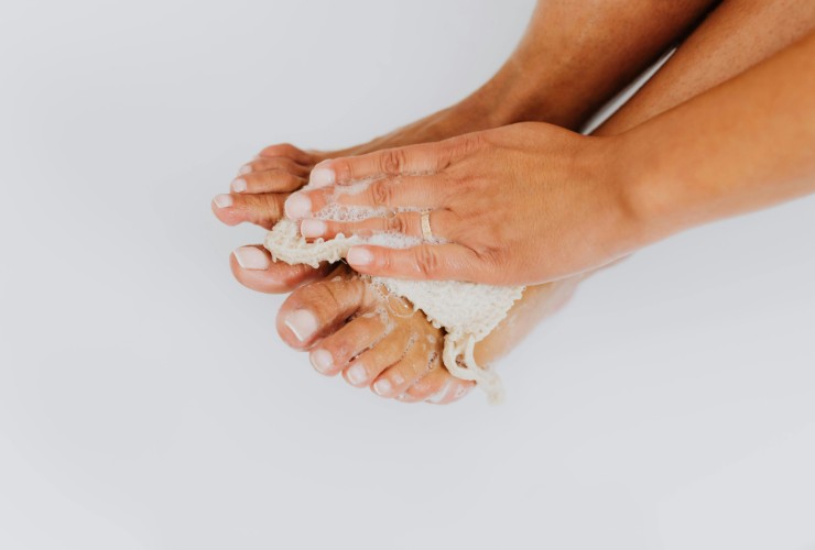 Donna che lava i piedi 