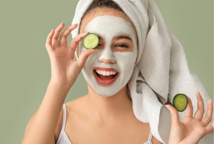 Donna che ha applicato la maschera viso