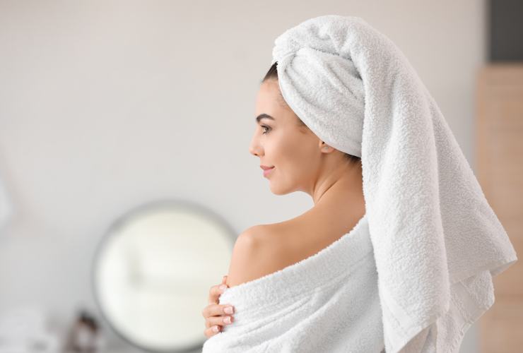 Asciugamano avvolge i capelli 