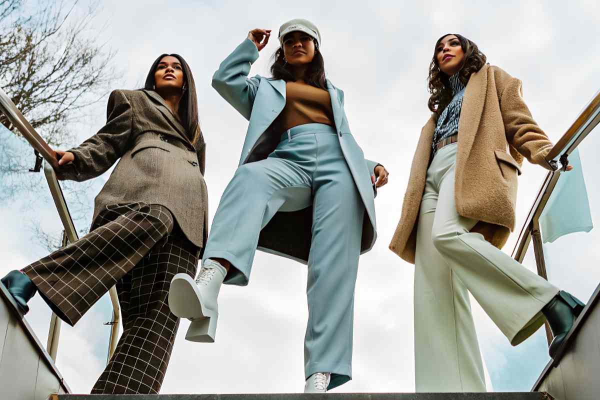 tre modelle over 40 con pantaloni H&M in cima a una scala