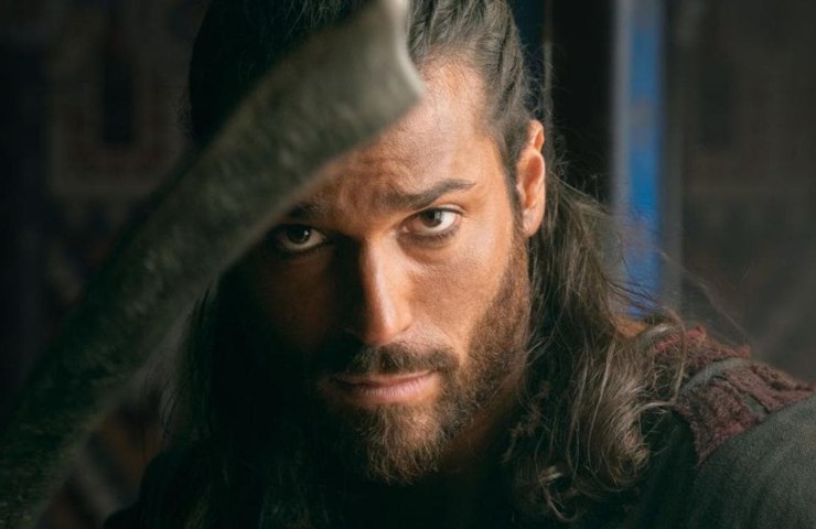 Can Yaman è Sandokan con una scimitarra in mano