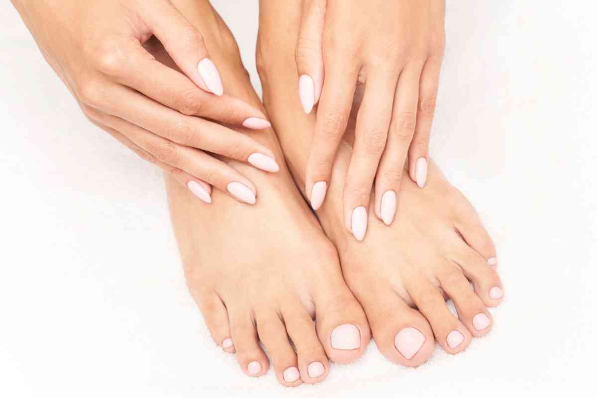 primo piano di unghie di mani e piedi