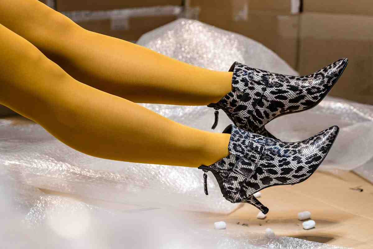 gambe con leggins gialli e scarpe maculate