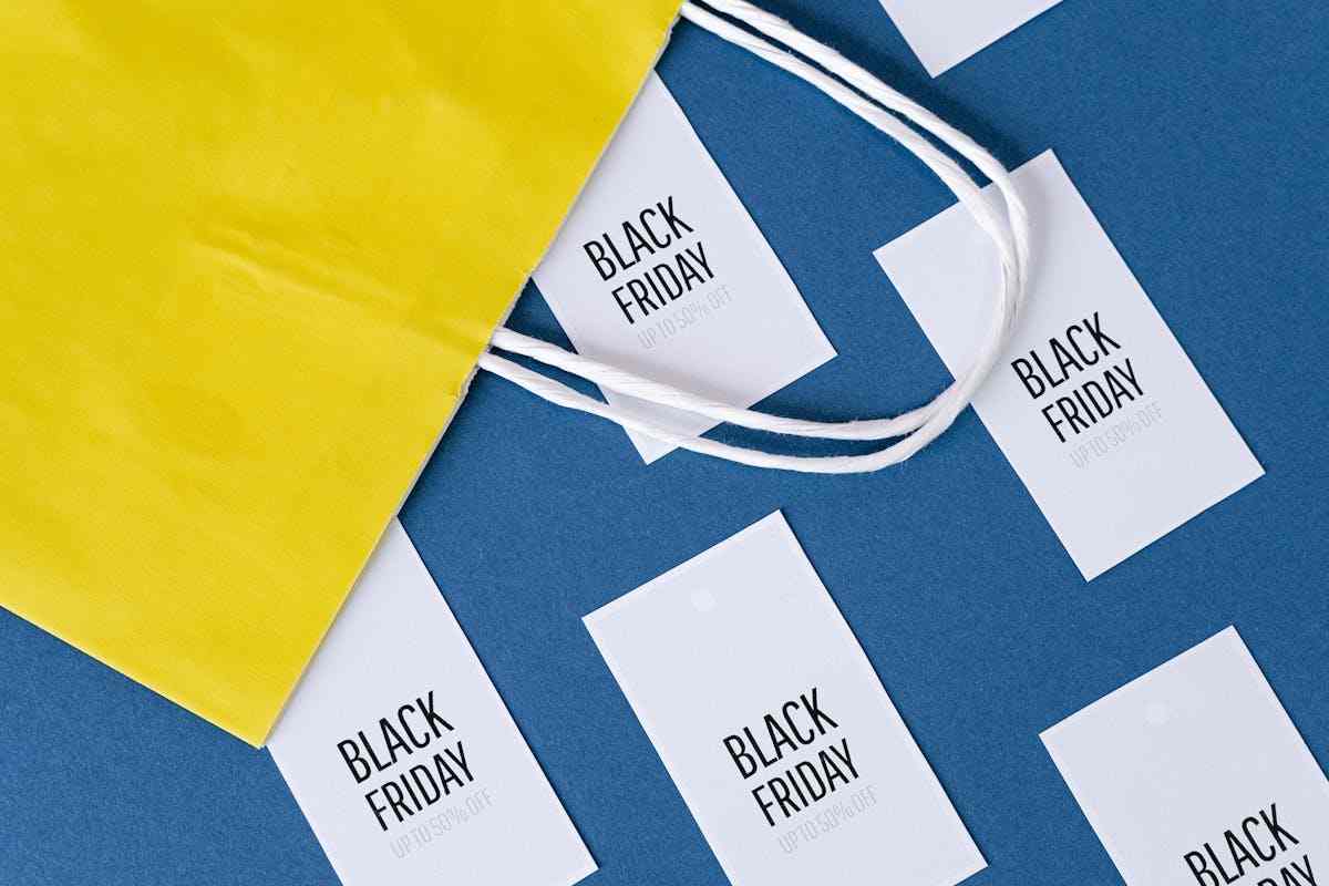 Busta da cui escono adesivi con su scritto Black Friday