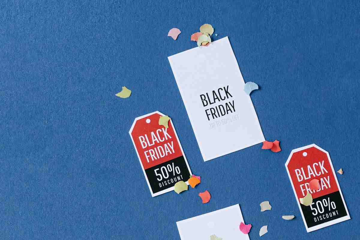 Ticket black friday su sfondo blu